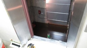 エレベータ室ピットに溜まった水
